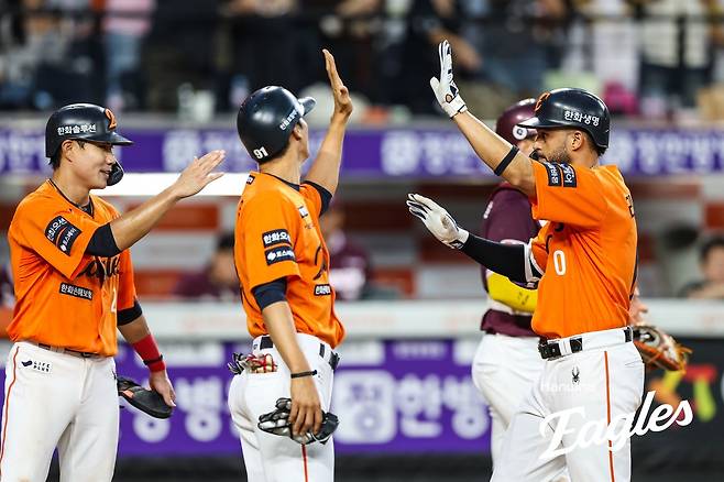 13일 키움 전에서 만루 홈런을 치고 기뻐하는 한화 리베라토(오른쪽) [한화 이글스 제공. 재판매 및 DB 금지]