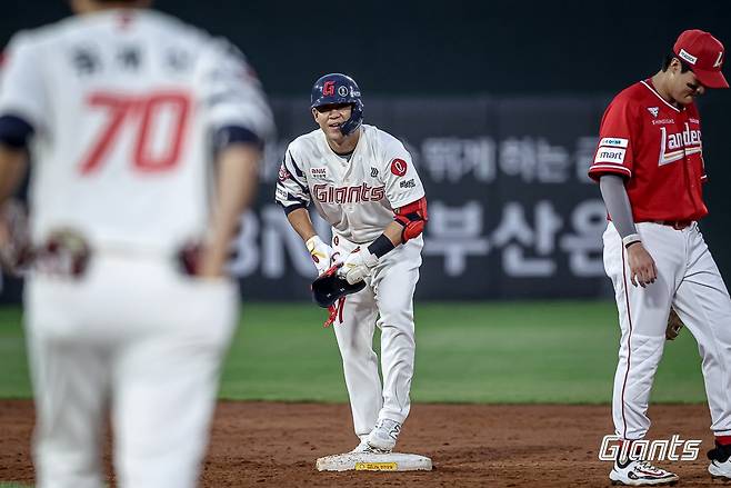 13일 SSG와 경기에서 안타를 치고 출루한 롯데 김민성 [롯데 자이언츠 제공. 재판매 및 DB 금지]