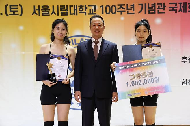 서울시립대 총장배 최고상을 받은 주소현(왼쪽)과 김한비 [한국평생스포츠코칭협회 제공. 재판매 및 DB 금지]