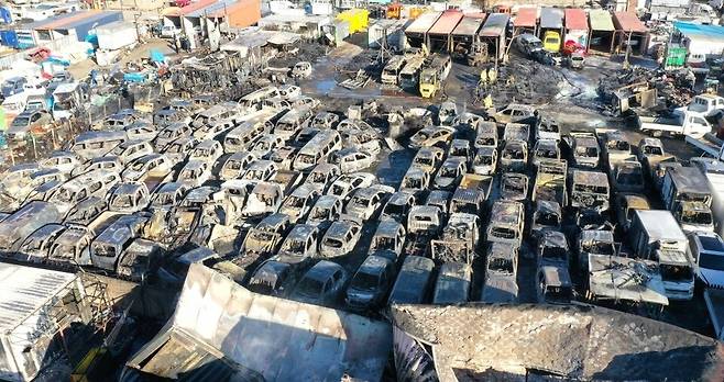 ▲ 지난 2021년 화재가 발생한 인천 연수구 중고차 수출단지 한 업체에 검게 탄 수십대의 중고차들이 가득 차 있는 모습. /인천일보 DB