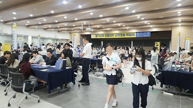 지난 12~13일 동남보건대 학술정보관 4층에서 열린 '경기남부 전문대학 입학정보 박람회'에서 학생 및 학부모들이 설명을 듣고 있다. 사진=동남보건대학교