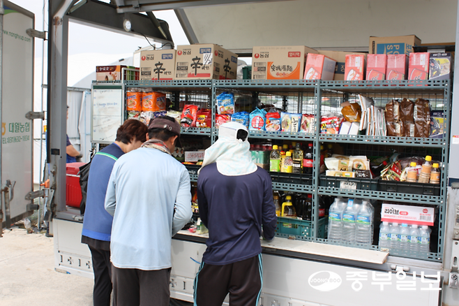 지난 9일 이천시 부필1리 일대에서 외국인 노동자들이 이동 장터를 이용하고 있다. 최민서기자