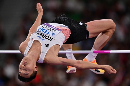 우상혁이 14일 일본 도쿄에서 열린 2025 세계육상선수권 남자 높이뛰기 예선에서 바를 넘고 있다. 연합