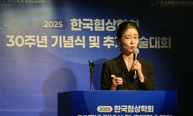 정혜련 경찰대 법학과 교수가 '직장 내부 분쟁과 협상 방법의 뉴 패러다임'을 제목으로 발제하고 있다.                                 사진 한성일 기자