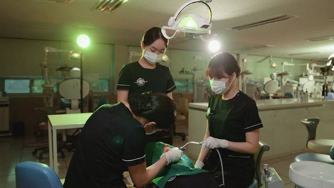대전보건대 치위생학과 학생 실습. /대전보건대 제공