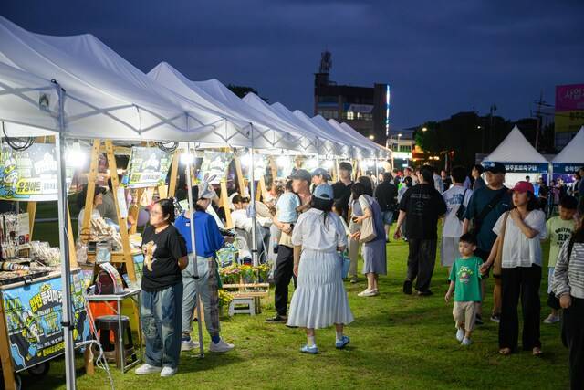 ▲ 지난 13일 충북 청주시 문화제조창에서 열린 '힙한 청주 페스티벌 in 제조창' 행사에서 시민들이 청년 플리마켓을 구경하고 있다. /청주시 제공