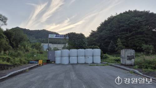 지난 12일 평창읍 약수리 산45 일대에 수원여대 평창캠퍼스 공사현장이 방치돼 있다. 강동휘기자