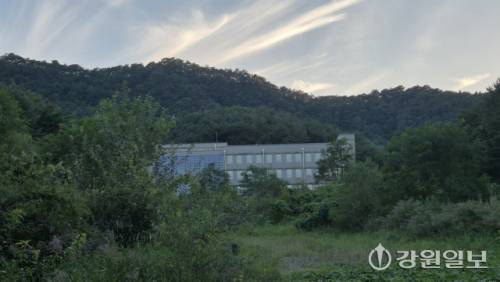 지난 12일 평창읍 약수리 산45 일대에 수원여대 평창캠퍼스 공사현장이 방치돼 있다. 강동휘기자