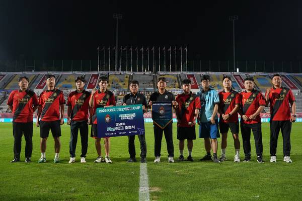 경남FC 통합축구단 'PlayONE팀' 출정식이 13일 창원축구센터에서 열렸다. PlayONE팀 선수들이 기념 촬영을 하고 있다. /경남FC