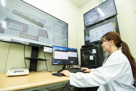 경상남도농업기술원은 2025년부터 '과채류 수정 자동화를 위한 필드로봇 요소기술 개발'에 착수했다. 연구원이 스마트팜 환경에서 연구를 진행하고 있다.사진=경남도농업기술원