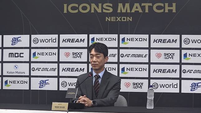 박정무 넥슨 부사장이 13일 서울월드컵경기장에서 열린 '아이콘 매치' 미디어데이에서 기자들의 질문에 답하고 있다. /사진=비즈워치