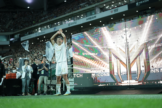 많은 환호 속 입장하는 이영표(제공=넥슨).