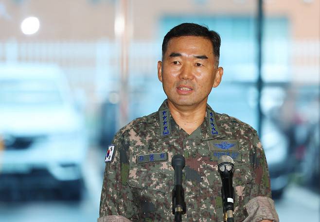 진영승 합참의장 후보자가 지난 4일 서울 용산구 국방부 육군회관에 마련된 인사청문회 준비사무실로 첫 출근하며 취재진 질문에 답하고 있다. (사진=연합뉴스)