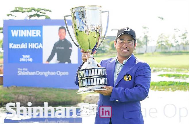 히가 가즈키(일본)가 14일 인천 잭니클라우스 골프클럽에서 한국과 일본, 아시안투어 공동 주관으로 열린 신한동해오픈에서 우승 한 뒤 트로피를 들어 올리고 있다. 히가는 2022년 일본에서 열린 신한동해오픈에 이어 3년 만에 우승을 탈환했다. (사진=이데일리 골프in 김상민 기자)