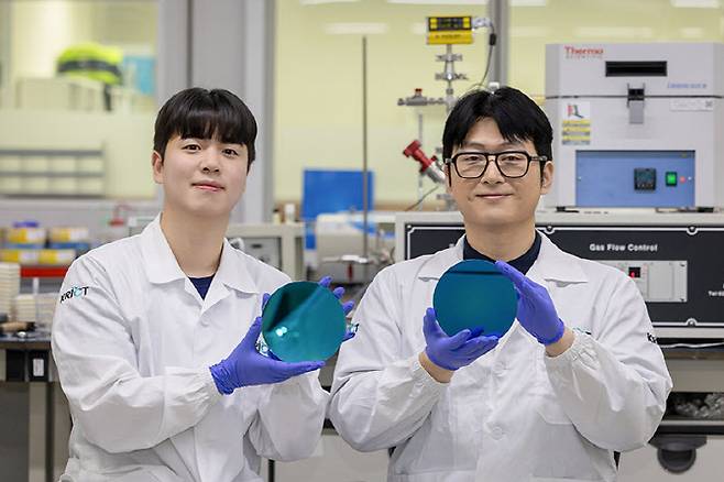 주요 논문 기여자(왼쪽부터)이도형 학생연구원, 송우석 책임연구원.(사진=한국화학연구원)