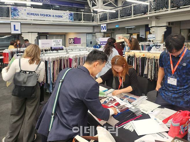 런던 텍스타일 페어에 마련된 경기도 공동관 모습.(사진=경기도경제과학진흥원)