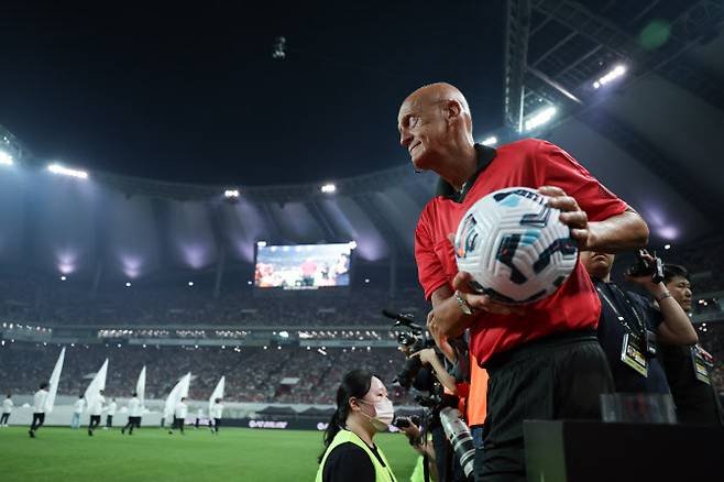 피에를루이지 콜리나 주심이 14일 서울월드컵경기장에서 열린 2025 넥슨 아이콘매치에 등장하고 있다. 사진=넥슨