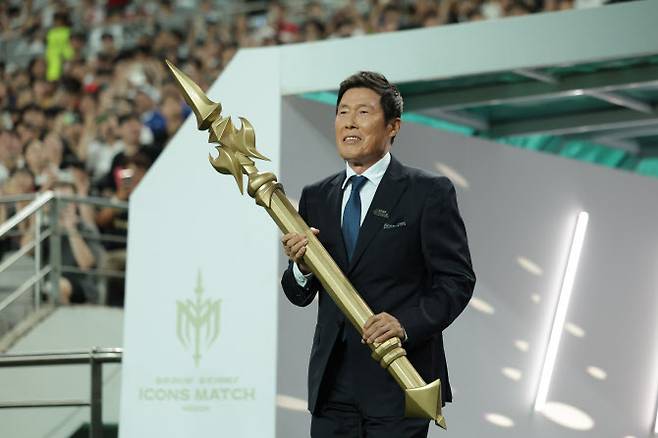 차범근 전 감독이 14일 서울월드컵경기장에서 열린 2025 넥슨 아이콘매치에 등장하고 있다. 사진=넥슨