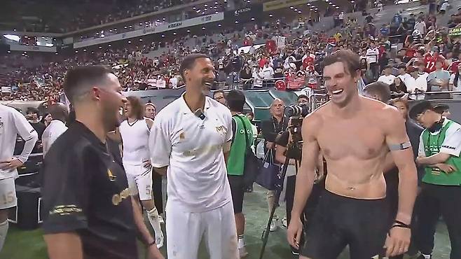 - 팬들에게 유니폼을 선물한 베일