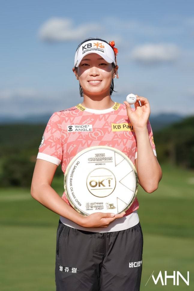 방신실이 14일 끝난 OK저축은행 읏맨오픈에서 우승을 차지한 후 트로피를 들고 미소를 짓고 있다.