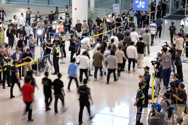 미국 조지아주 엘러벨의 현대자동차그룹-LG에너지솔루션 배터리 합작공장 건설현장에서 미국 이민 당국에 체포·구금됐다가 석방된 한국인 근로자들이 구금된지 8일만인 12일 오후 인천국제공항을 통해 귀국하고 있다. (공동취재)2025.9.12/뉴스1 ⓒ News1 박지혜 기자