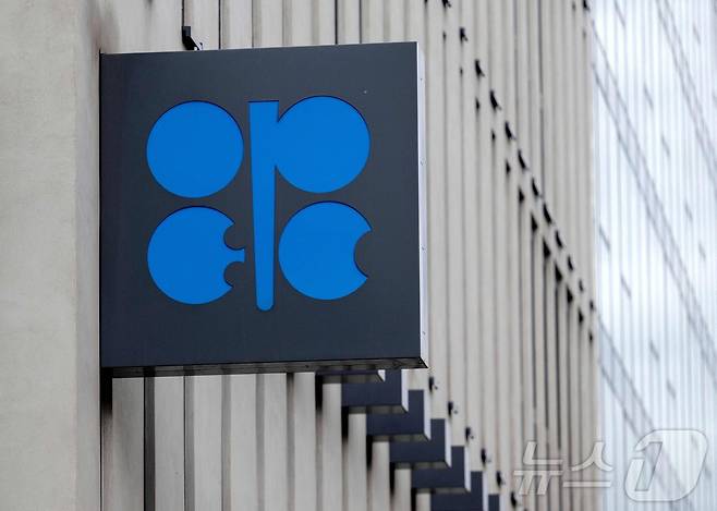 석유수출국기구(OPEC) 본부에 로고가 걸려 있다. ⓒ AFP=뉴스1