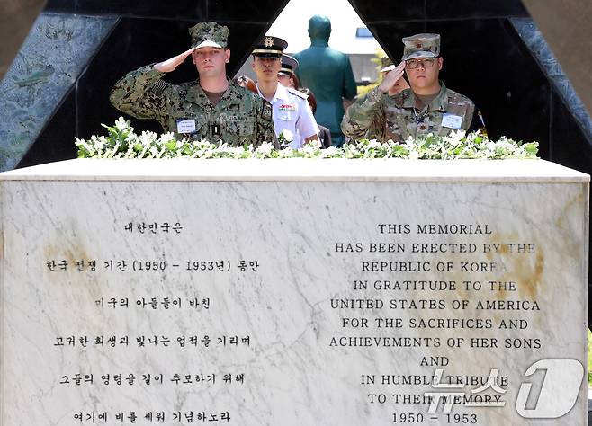 한미동맹재단과 주한미군전우회가 개최한 한미 합동 현충일 추모 행사에서  참석자들이 미군참전비에 헌화를 하고 있다. 2025.5.22/뉴스1 ⓒ News1 김명섭 기자