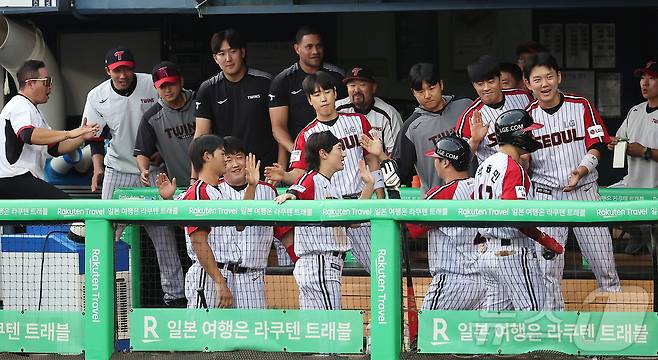 14일 오후 서울 송파구 잠실야구장에서 열린 프로야구 '2025 신한 SOL뱅크 KBO 리그' KIA 타이거즈와 LG 트윈스의 경기, LG 더그아웃 선수들이 3회말 무사 만루 상황에서 오지환의 2타점 적시타에 홈을 밟은 문보경을 반갑게 맞이하고 있다. 2025.9.14/뉴스1 ⓒ News1 김진환 기자