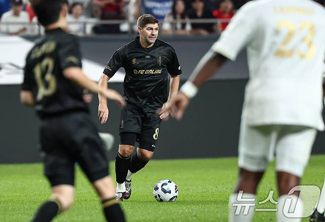 14일 오후 서울 마포구 서울월드컵경기장에서 열린 '2025 넥슨 아이콘매치' FC 스피어와 실드 유나이티드의 경기, FC스피어 스티븐 제라드가 공격을 하고 있다. 2025.9.14/뉴스1 ⓒ News1 김도우 기자