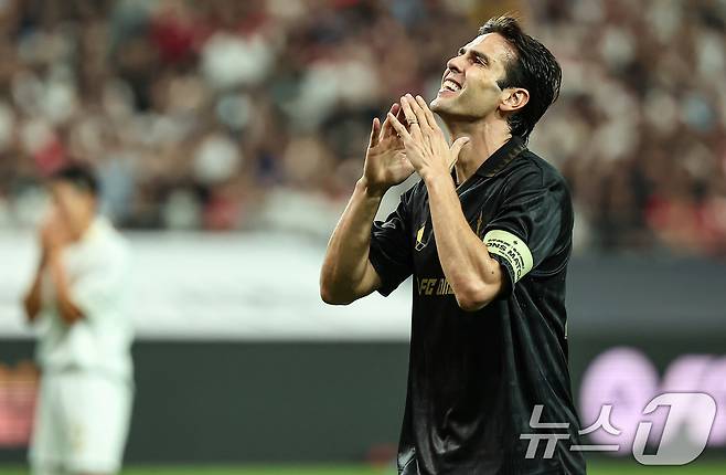 14일 오후 서울 마포구 서울월드컵경기장에서 열린 '2025 넥슨 아이콘매치' FC 스피어와 실드 유나이티드의 경기, FC스피어 카카가 공격에 실패하자 아쉬워하고 있다. 2025.9.14/뉴스1 ⓒ News1 김도우 기자