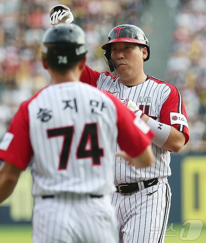 14일 오후 서울 송파구 잠실야구장에서 열린 프로야구 '2025 신한 SOL뱅크 KBO 리그' KIA 타이거즈와 LG 트윈스의 경기, LG 김현수가 1회말 2사 3루 상황 적시타를 친 뒤 세리머니를 하고 있다. 2025.9.14/뉴스1 ⓒ News1 김진환 기자