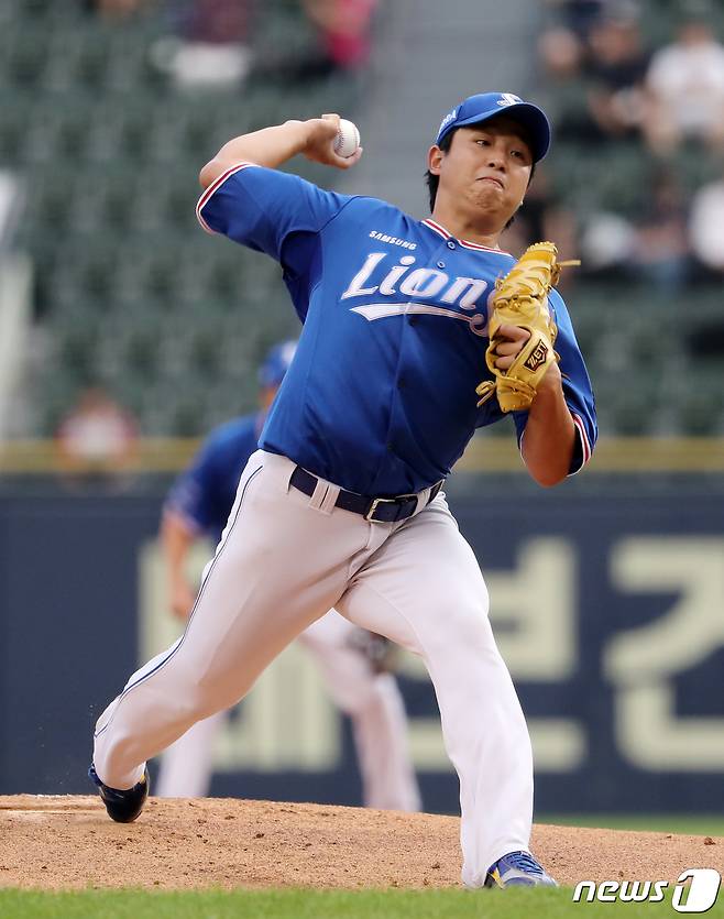 17일 오후 서울 송파구 잠실야구장에서 열린 '2022 신한은행 SOL KBO리그’ 삼성 라이온즈와 LG 트윈스의 경기, 삼성 선발 양창섭이 1회말 등판해 힘차게 공을 던지고 있다. 2022.8.17/뉴스1 ⓒ News1 김진환 기자