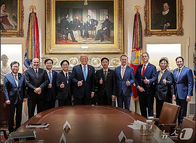 도널드 트럼프 미국 대통령이 지난 30일(현지시간) 워싱턴DC 백악관에서 구윤철 경제부총리 겸 기획재정부 장관 등 한국 정부 협상단과 무역합의를 타결한 후 기념촬영을 하고 있다. (백악관 X. 재판매 및 DB 금지) 2025.8.1/뉴스1