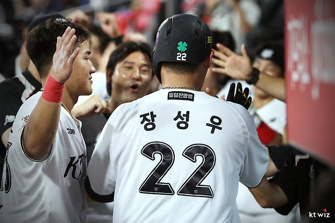 KT 장성우가 수원케이티위즈파크에서 열린 2025 KBO리그 정규시즌 롯데전에서 홈런을 친 후 더그아웃에 들어가며 축하를 받고 있다. 사진 | KT 위즈