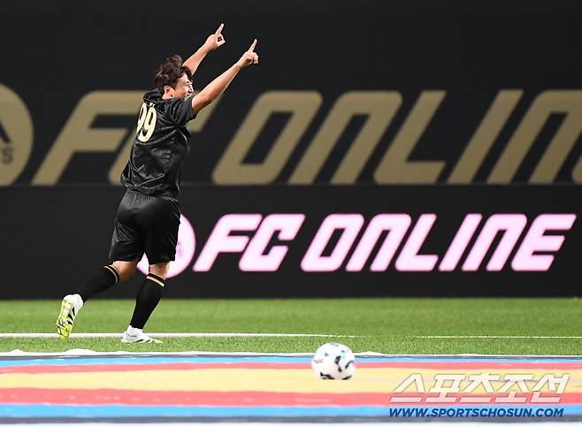 '2025 아이콘매치: 창의 귀환, 반격의 시작' 이벤트 매치가 13일 오후 서울 상암월드컵경기장에서 열렸다. 터치 챌린지에서 우승한 구자철이 환호하고 있다. 상암=정재근 기자 cjg@sportschosun.com/2025.9.13/