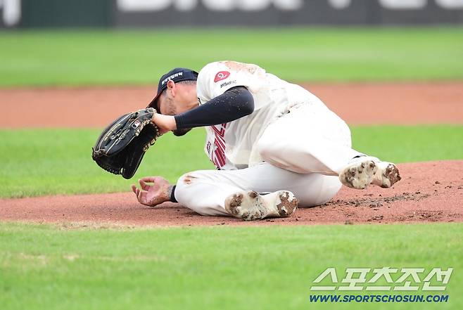 강습 타구를 피하며 넘어지고 있는 벨라스케즈.