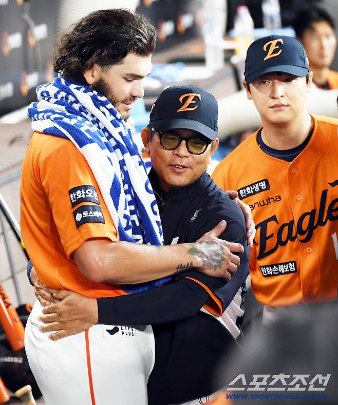 호투를 펼친 폰세가 양상문 투수코치와 뜨거운 포옹을 나눴다. 대전=박재만 기자 pjm@sportschosun.com