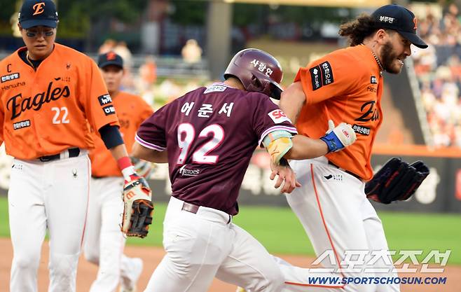 양상문 투수코치가 깜짝 놀랐던 폰세 수비 장면.