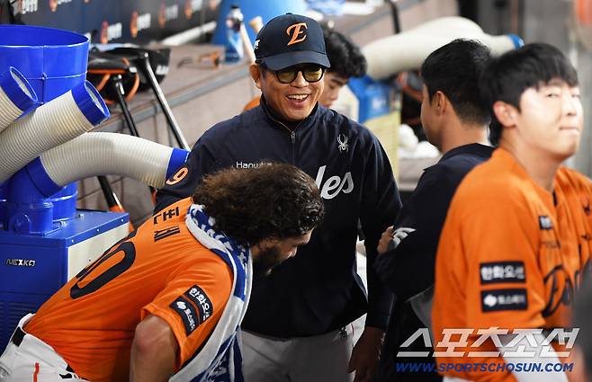 폰세가 괜찮다며 웃자 양상문 코치도 놀란 가슴을 쓸어내렸다.