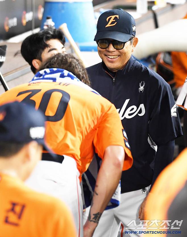 걱정시켜 미안했는지 양상문 코치에게 90도 인사한 폰세.