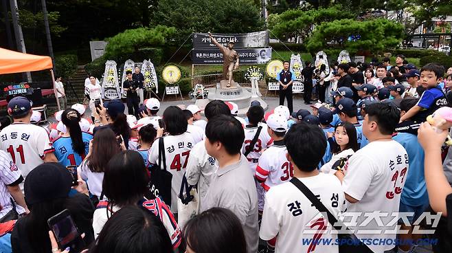 13일 부산 사직구장에서 열린 롯데와 SSG의 경기. 최동원 14주기 추모식이 열렸다. 최동원 동상 앞에서 추모식 지켜보는 롯데 야구팬들. 부산=송정헌 기자songs@sportschosun.com/2025.09.13/