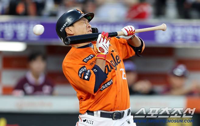 번트 자세를 취하고 있던 한화 김태연이 몸쪽 깊게 들어온 빠른볼에 얼굴을 그대로 맞고 있다. 대전=박재만 기자 pjm@sportschosun.com