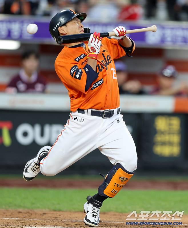 피하려 했지만 너무 깊게 들어온 직구였다.