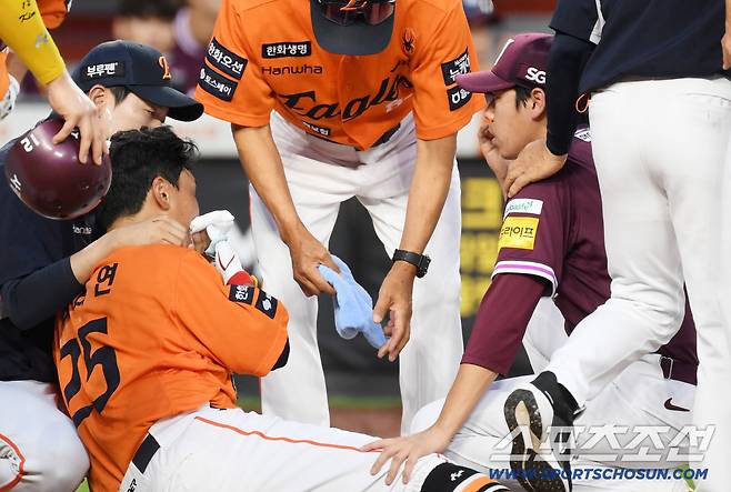 다리에 손 얹고 미안해 어쩔 줄 몰라하던 하영민은 김태연을 진심으로 걱정했다.