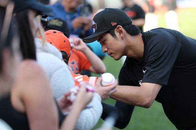 샌프란시스코 자이언츠에서 인기 선수인 이정후. 팬들의 사인 요청에 응하고 있다. AFP연합뉴스