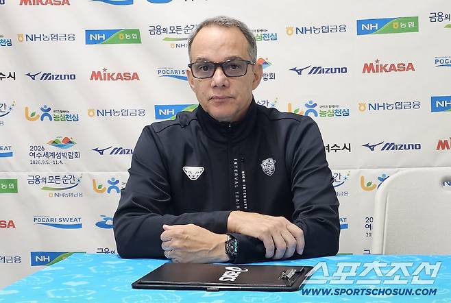 우리카드 마우리시오 감독이 14일 대한항공전이 끝난 뒤 인터뷰를 하고 있다. 여수=권인하 기자