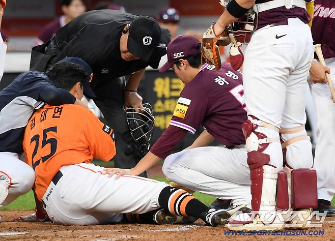 13일 대전 한화생명볼파크에서 열린 한화 이글스와 키움 히어로즈의 경기. 5회말 무사 1루 한화 김태연이 키움 하영민 빠른볼에 얼굴을 맞은 뒤 통증을 호소하고 있다. 대전=박재만 기자 pjm@sportschosun.com/2025.09.13/