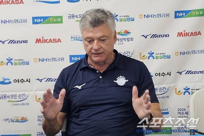 대한항공 헤난 신임 감독이 14일 우리카드와의 데뷔전서 첫 승을 거둔 뒤 인터뷰를 하고 있다. 여수=권인하 기자