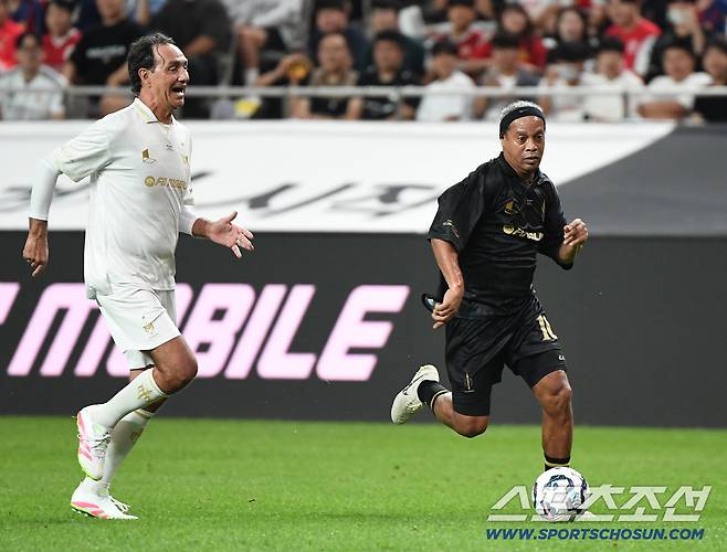 '2025 아이콘매치: 창의 귀환, 반격의 시작'이 14일 오후 서울 상암월드컵경기장에서 열렸다. FC스피어팀 호나우지뉴가 측면을 파고들고 있다. 상암=정재근 기자 cjg@sportschosun.com/2025.9.14/