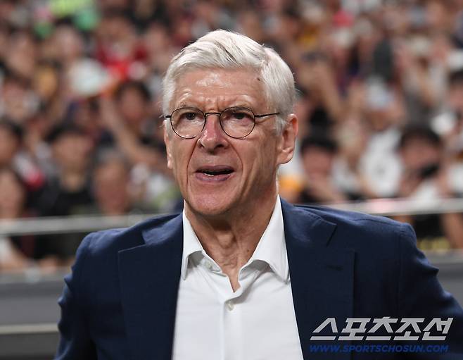 '2025 아이콘매치: 창의 귀환, 반격의 시작'이 14일 오후 서울 상암월드컵경기장에서 열렸다. 스피어팀 벵거 감독이 그라운드를 응시하고 있다. 상암=정재근 기자 cjg@sportschosun.com/2025.9.14/